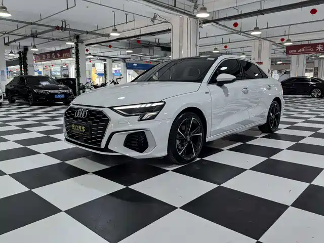 Audi A3 A3L Limousine 35 TFSI, Стиль Спорт
