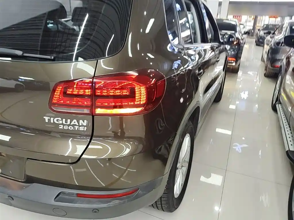 VOLKSWAGEN TIGUAN
