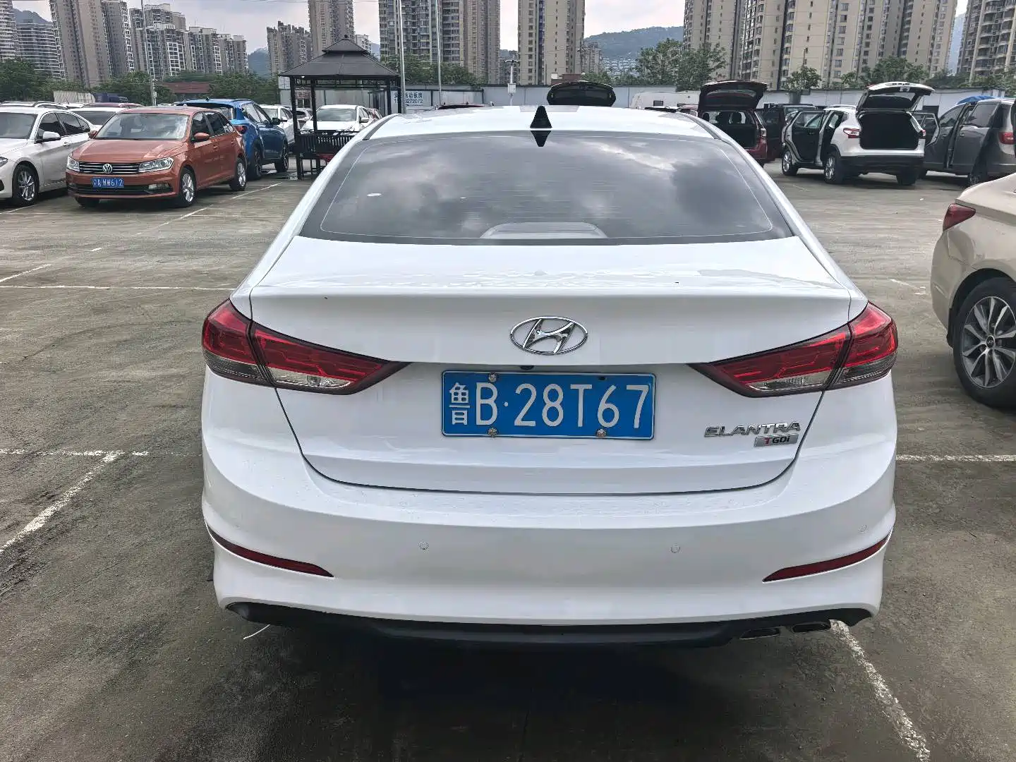 Фото 9 - Hyundai Elantra