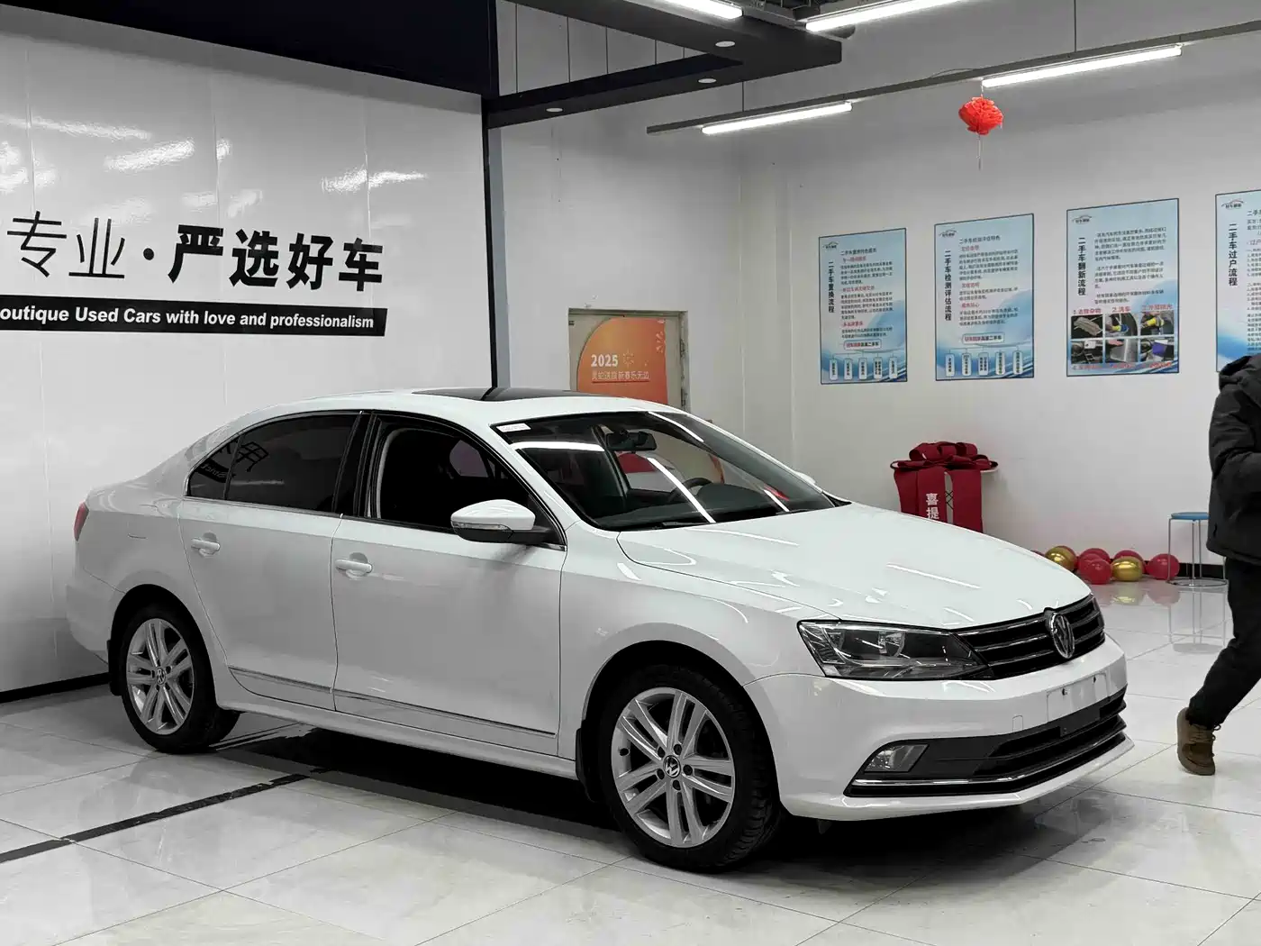 Volkswagen Sagitar 2015 1.6L Automatic Comfort фото 3