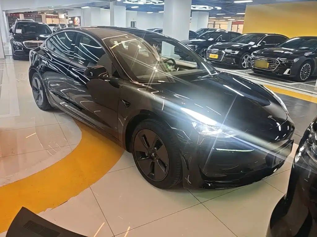Фото 4 - Tesla Model 3