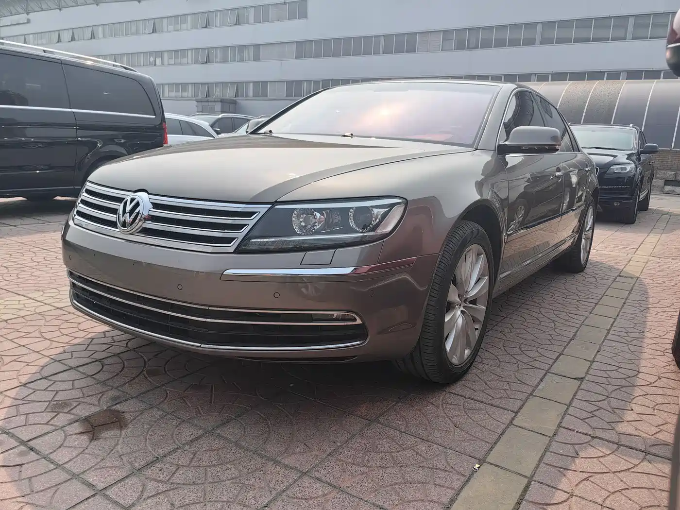 Volkswagen Phaeton 2011 4.2L V8 4-seat Extended Individual Edition