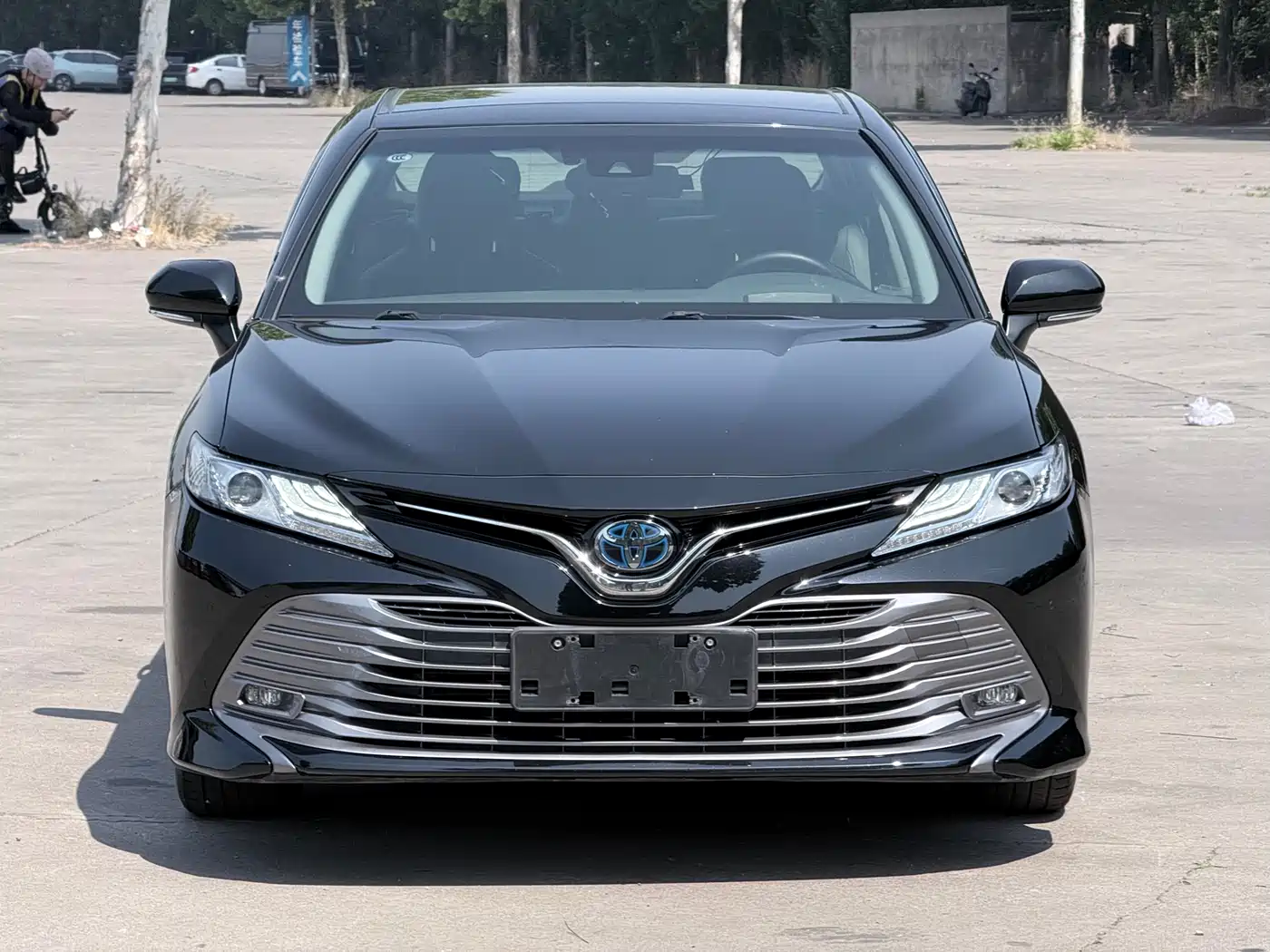 Toyota Camry 2018 Hybrid 2.5HG Luxury Edition фото 2