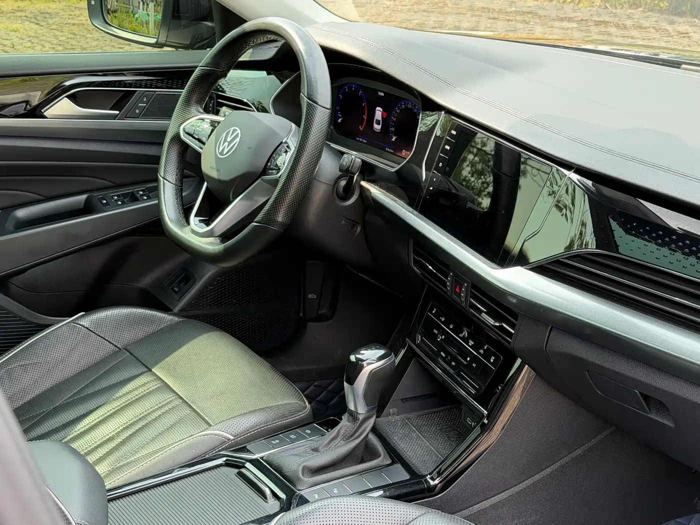 Volkswagen Passat 2022 330TSI Luxury Edition фото 16