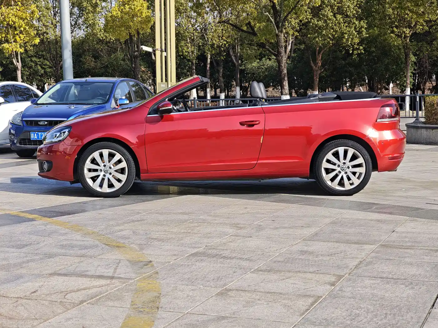 Volkswagen Golf (Import) 2012 1.4TSI Luxury Convertible Edition фото 4
