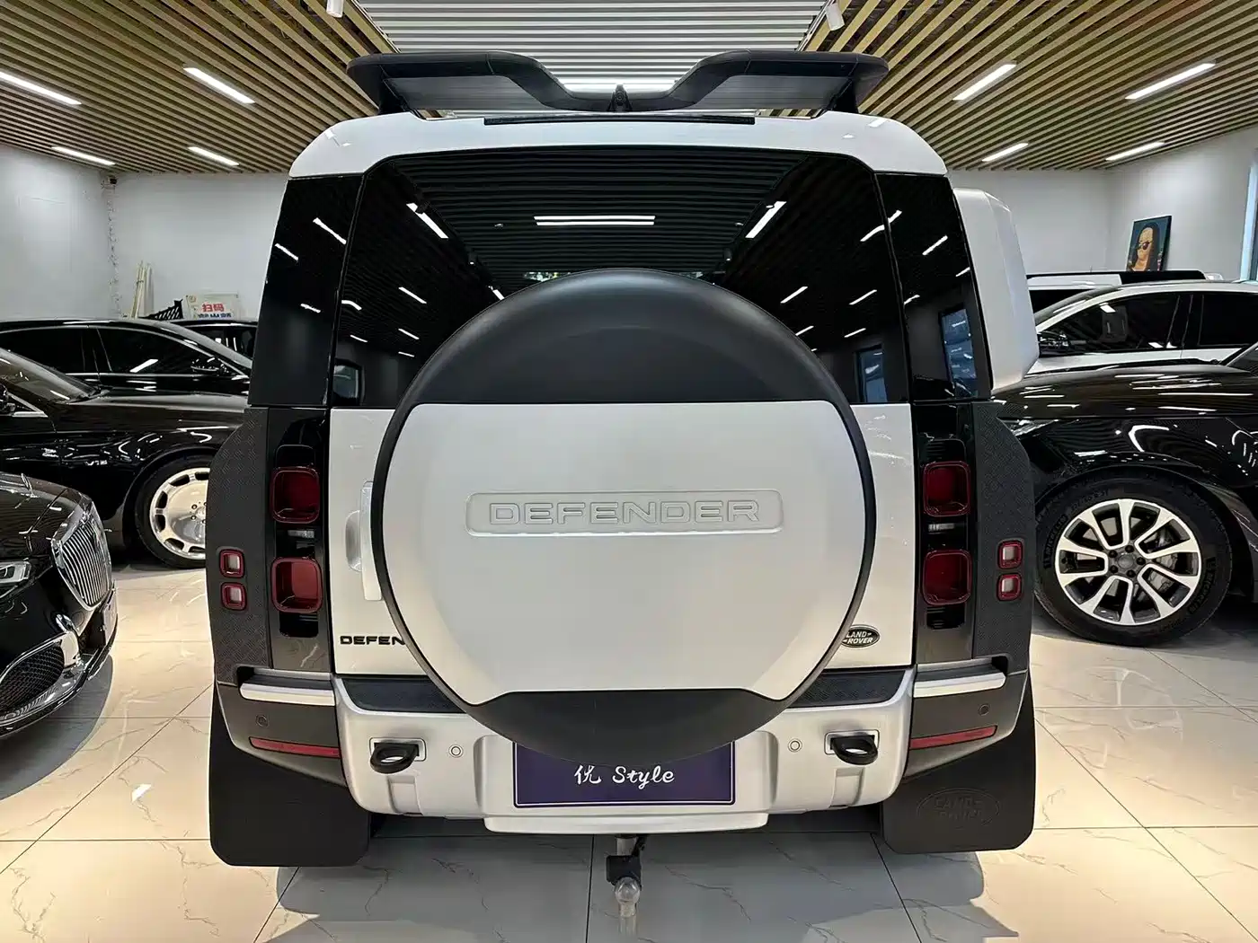 Land Rover Defender 2020 110 P400 Dark Special Edition фото 5