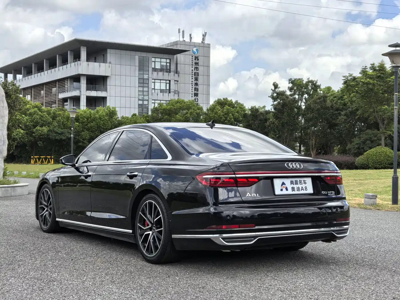 Фото 19 - Audi A8
