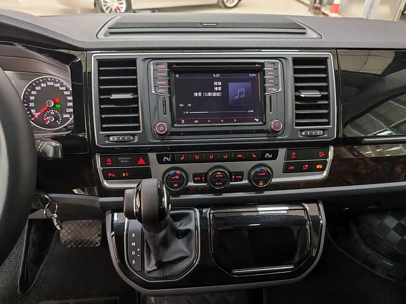 Volkswagen Multivan 2018 2.0TSI 4WD Premium Edition 7-Seater фото 18