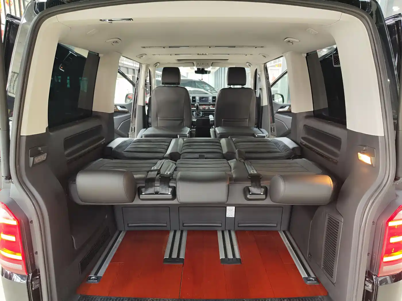 Volkswagen Multivan 2018 2.0TSI 4WD Premium Edition 7-Seater фото 28