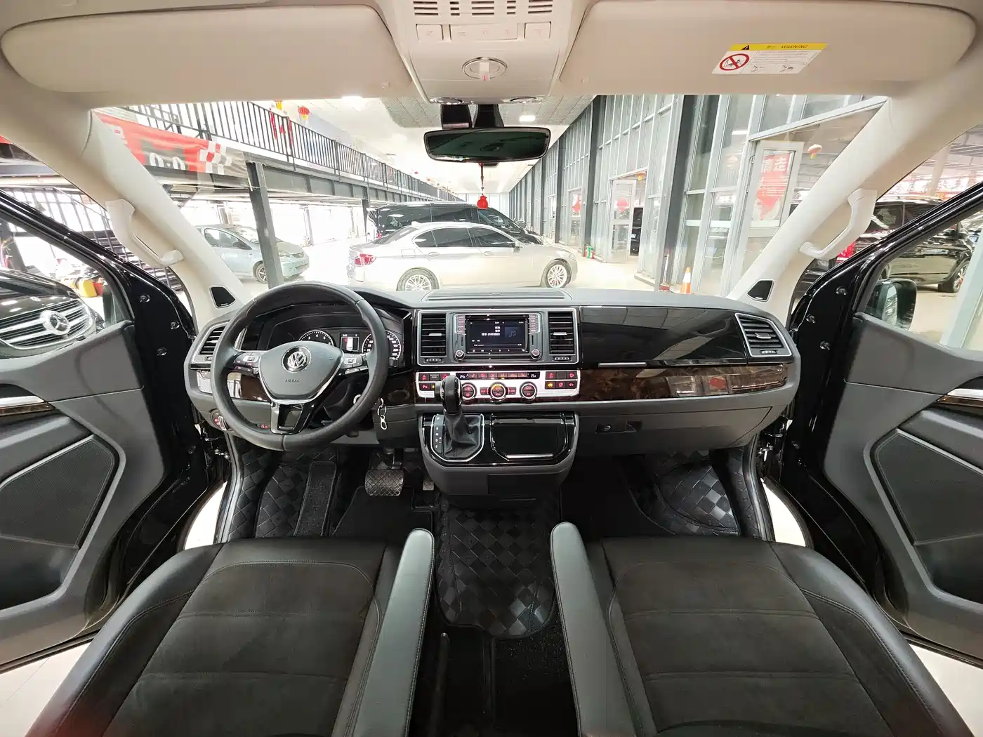 Volkswagen Multivan 2018 2.0TSI 4WD Premium Edition 7-Seater фото 6