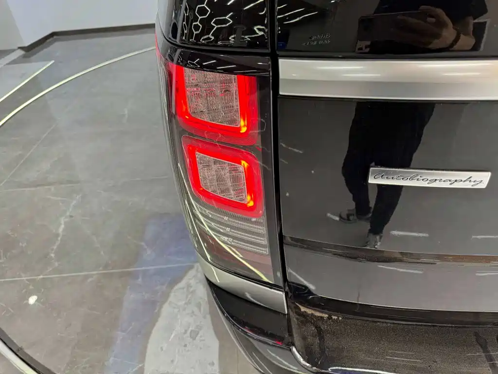 Photo 10 - Land Rover Range Rover