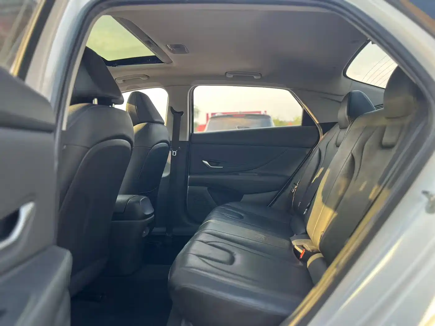 Hyundai Elantra 2021 1.5L CVT LUX Premium Edition фото 6
