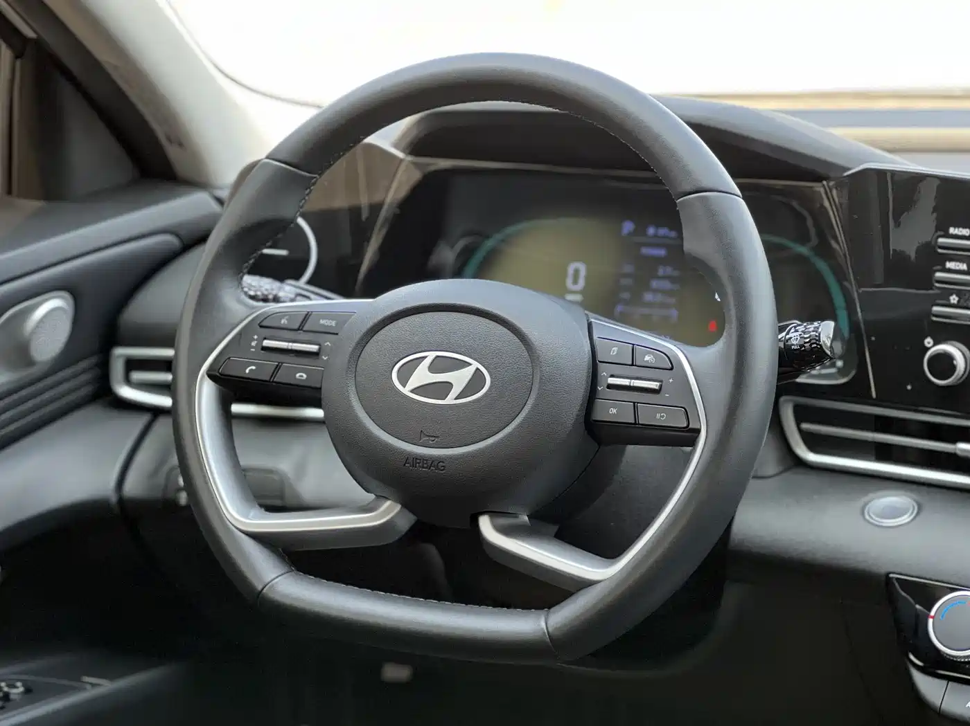 Hyundai Elantra 2023 1.5L CVT GLX Elite Edition фото 15