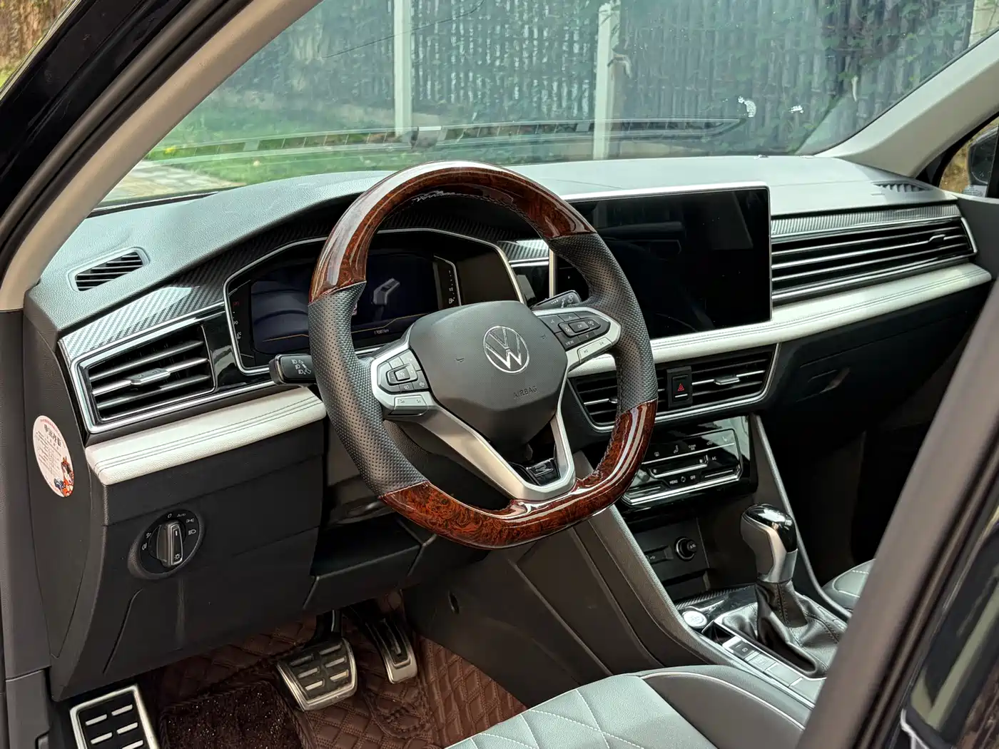 Volkswagen Tiguan L 2024 Outstanding 330TSI Auto 2WD R-Line Dragon Glory Edition фото 23