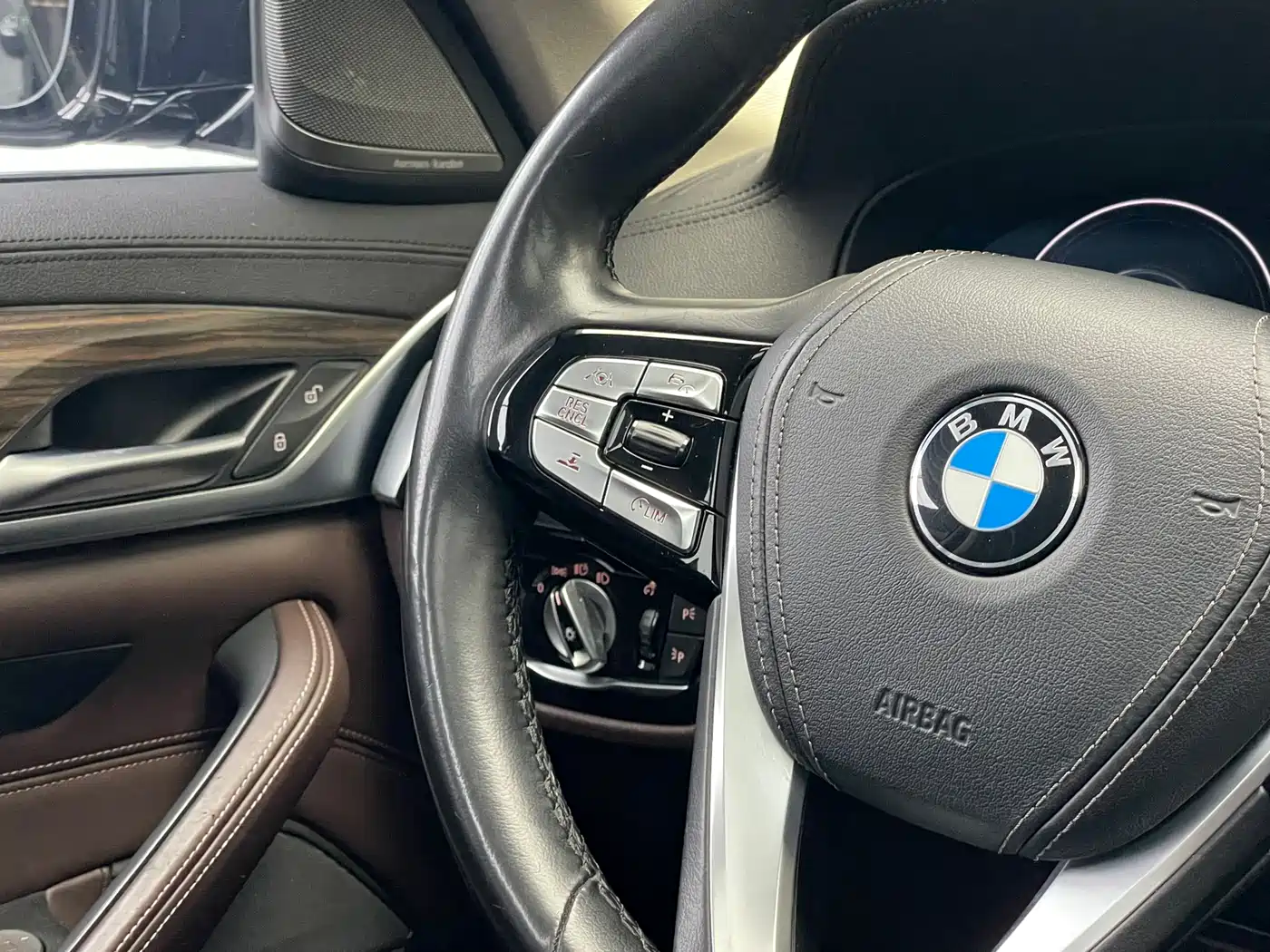 BMW 5 Series New Energy 2019 530Le Pioneer Edition фото 17