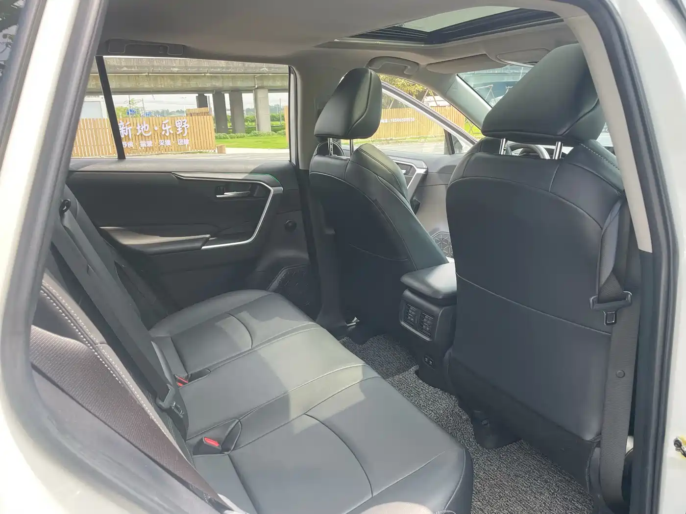 Toyota Wildlander 2021 2.0L CVT 4WD Luxury Edition фото 25