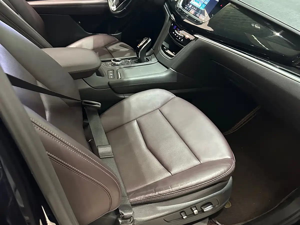 Фото 13 - Cadillac XT6