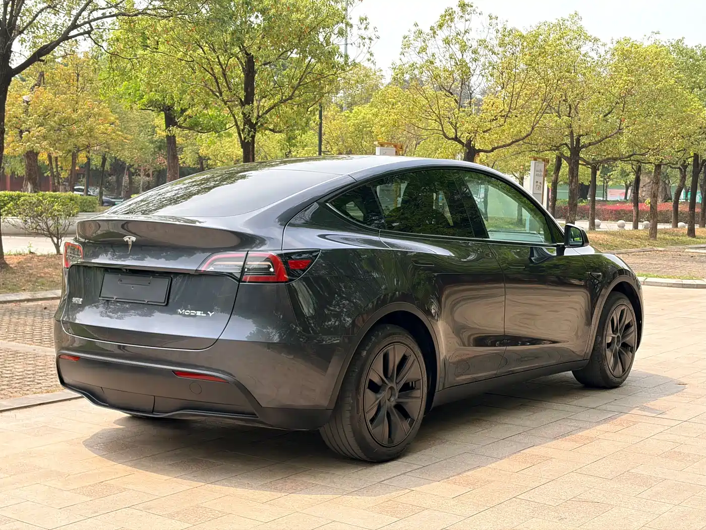 TESLA MODEL Y