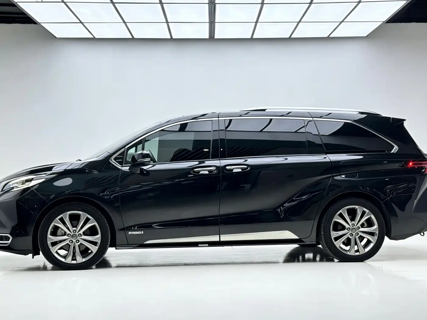 Toyota Sienna 2023 2.5L Hybrid Platinum Edition фото 3