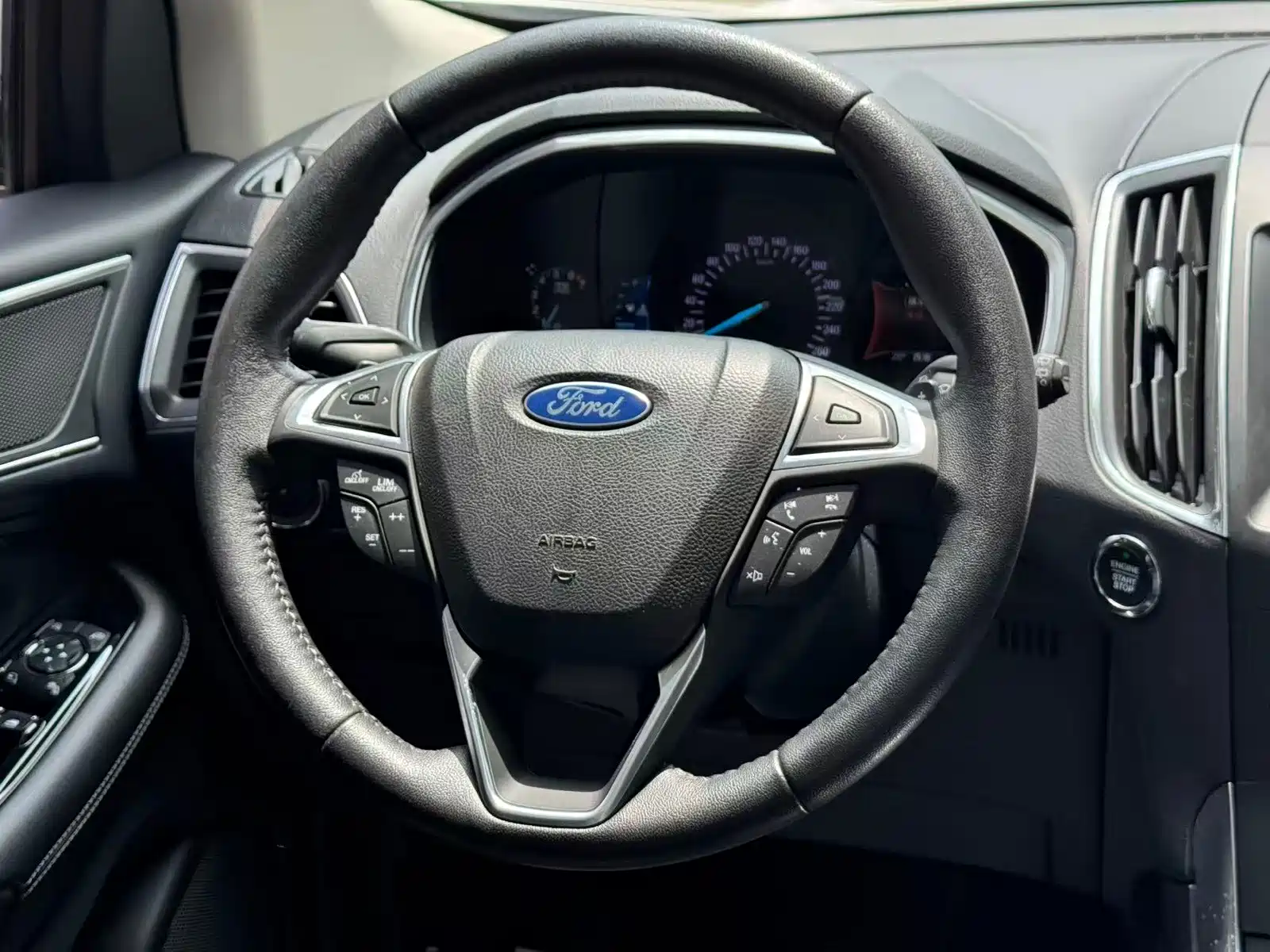 Фото 13 - Ford Edge