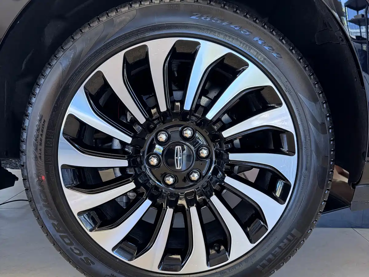 Фото 12 - Lincoln Navigator