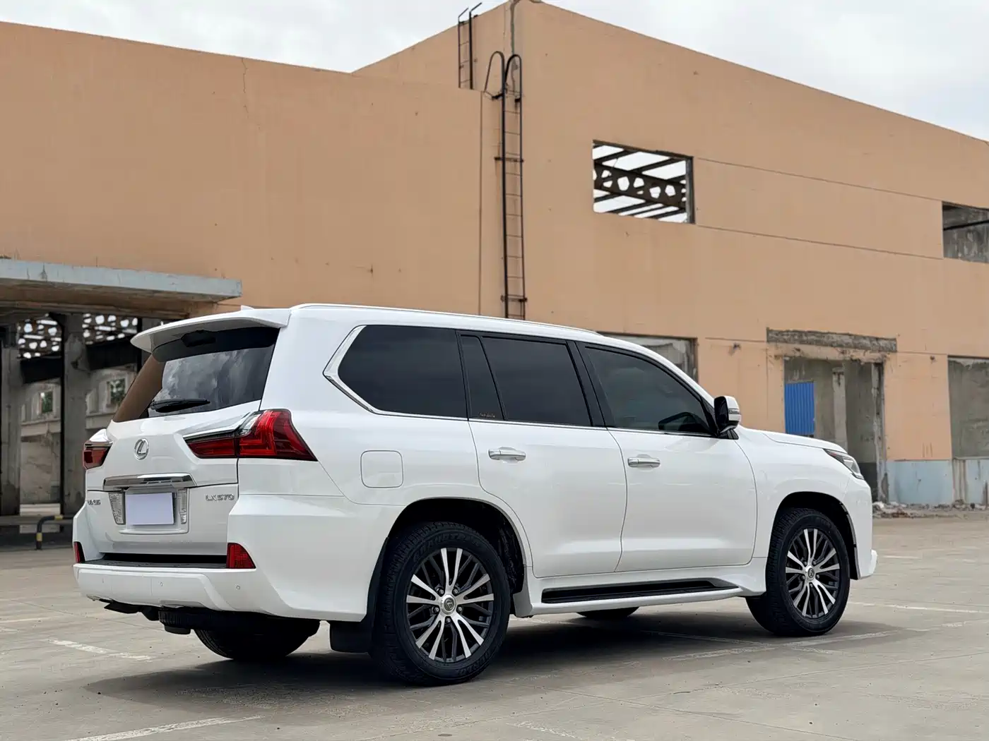 Lexus LX 2016 570 Dynamic Luxury Edition фото 12