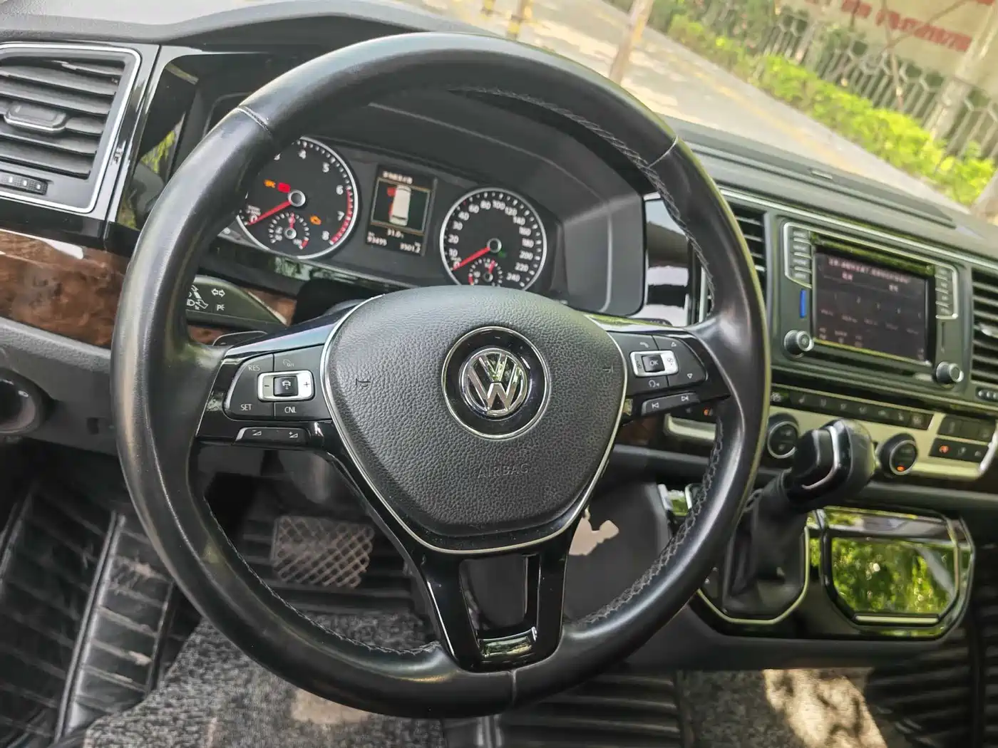 Volkswagen Multivan 2019 2.0TSI 4WD Premium 7-seater фото 3