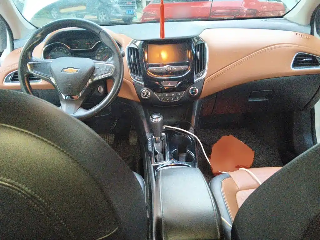 Photo 10 - Chevrolet Cruze