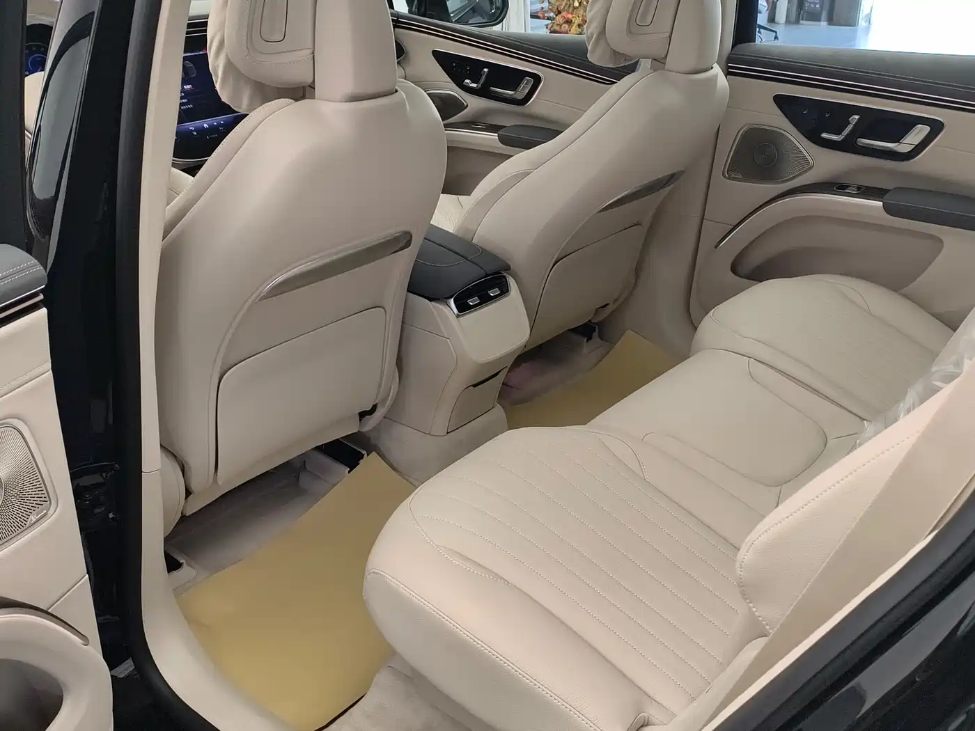 Mercedes-Benz EQS SUV 2025 Model 500 4MATIC фото 11