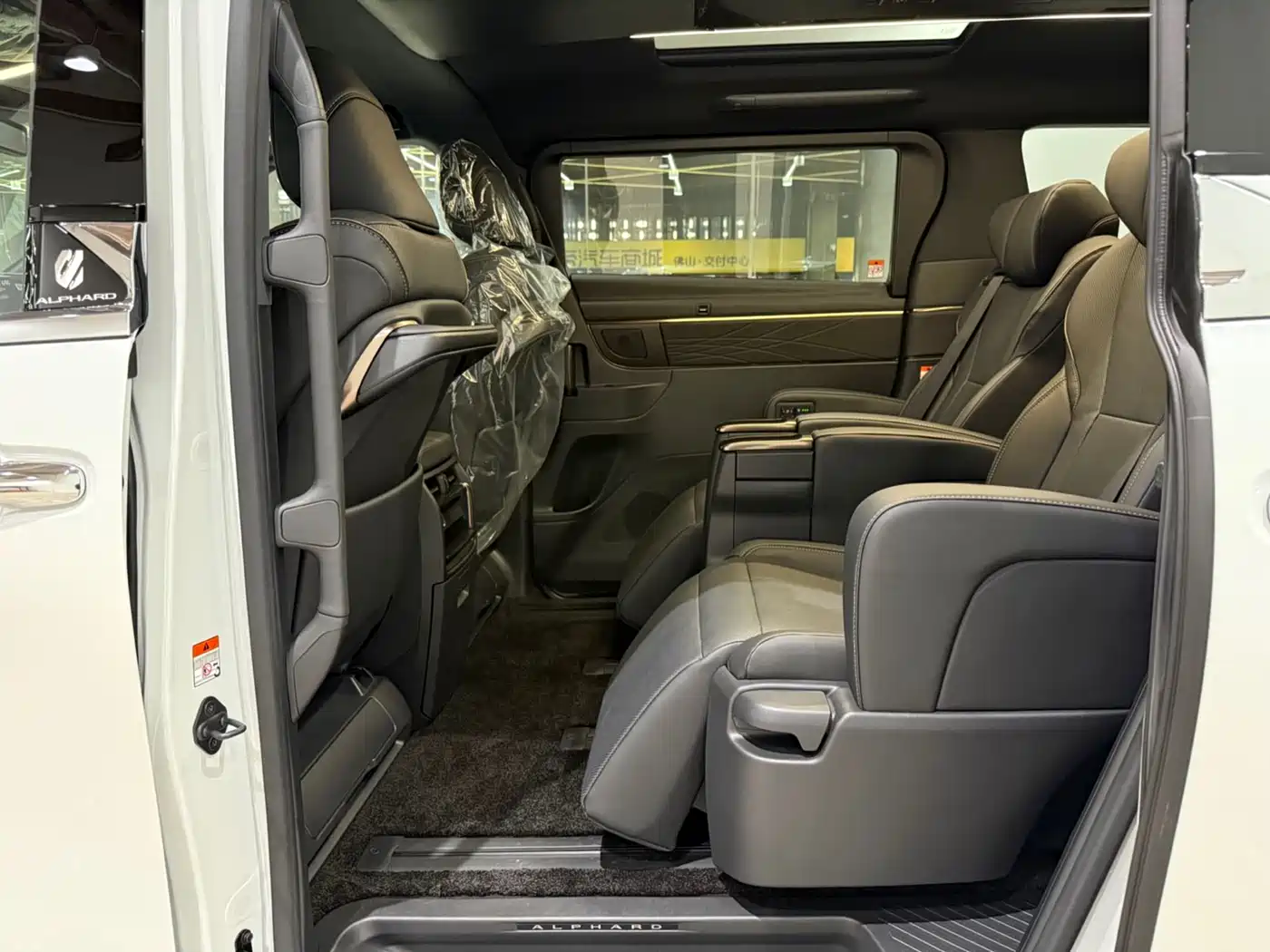 Toyota Alphard 2025 Hybrid 2.5L Ultimate Gold Edition фото 7