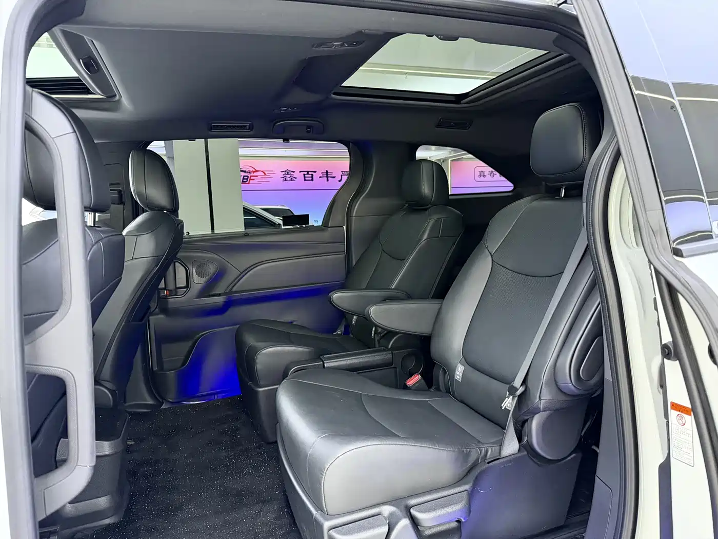 Toyota Granvia 2024 2.5L Hybrid Luxury фото 8
