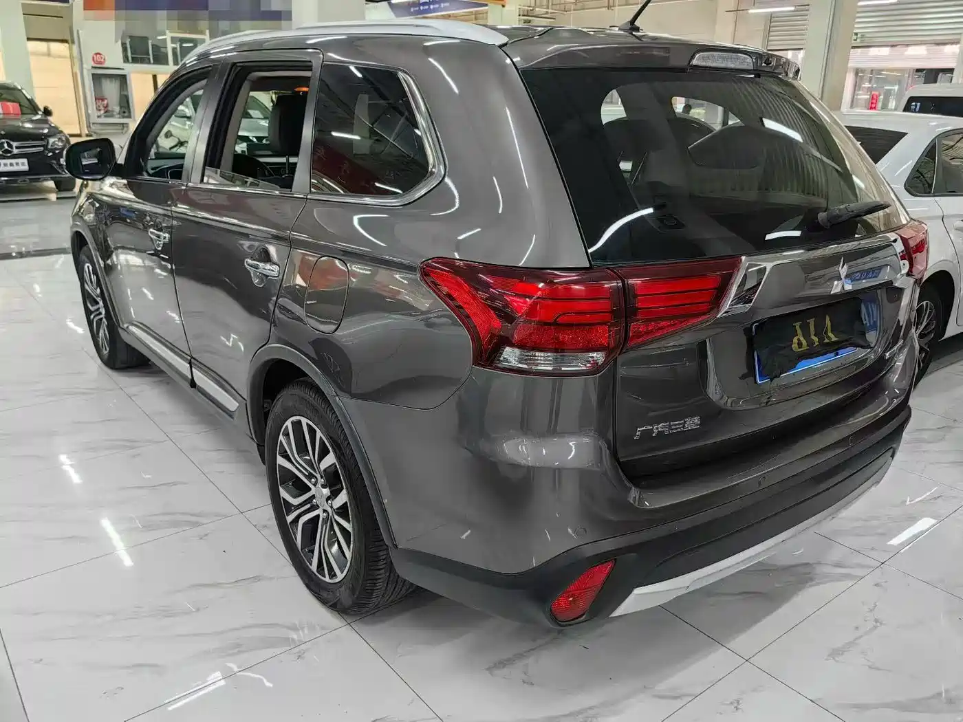 Mitsubishi Outlander 2016 2.4L 4WD Luxury Edition 7-seater фото 4