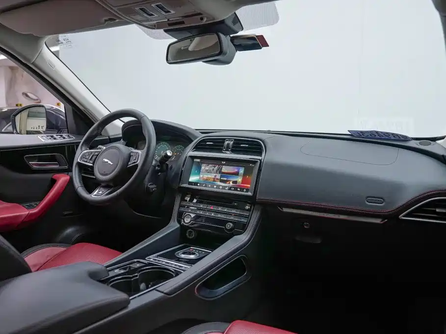 صورة 8 - Jaguar F-PACE