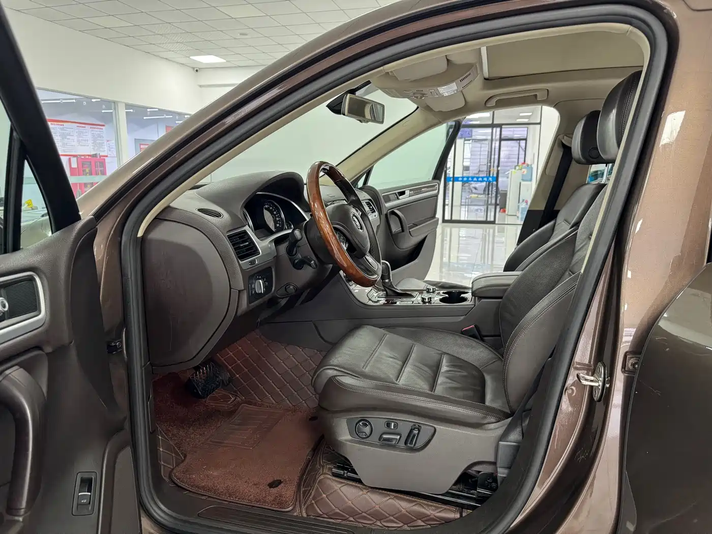 Volkswagen Touareg 2011 3.0TSI Premium фото 12