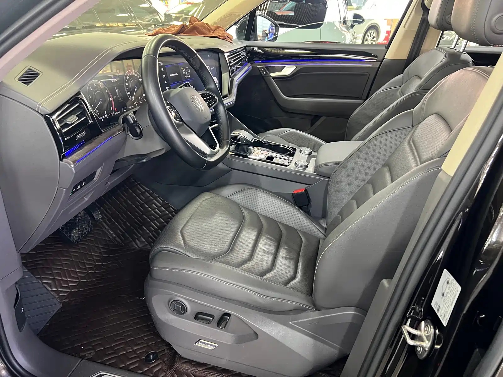 Фото 4 - Volkswagen Touareg