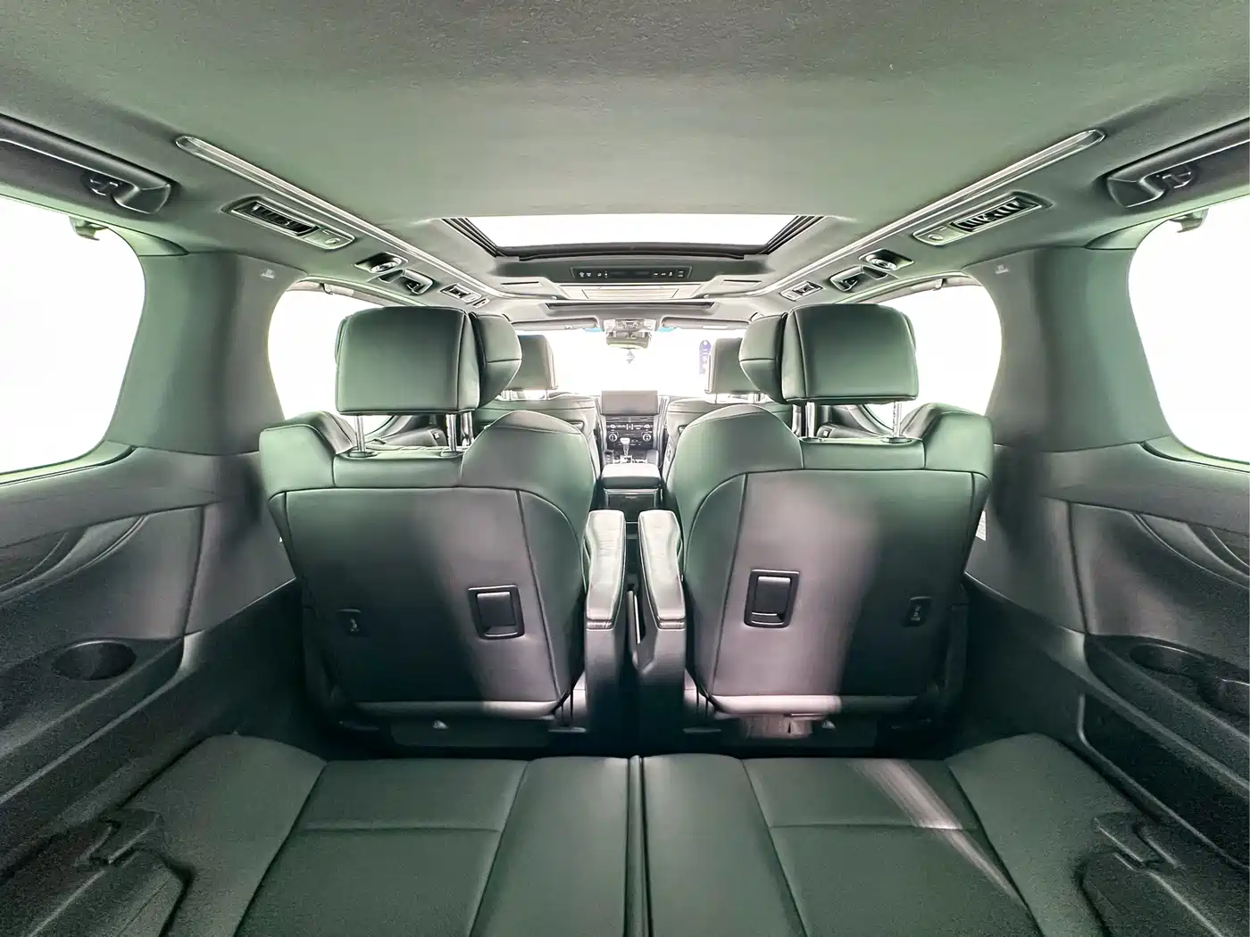 Lexus LM 2020 300h Seven-Seater Elegance Edition фото 16
