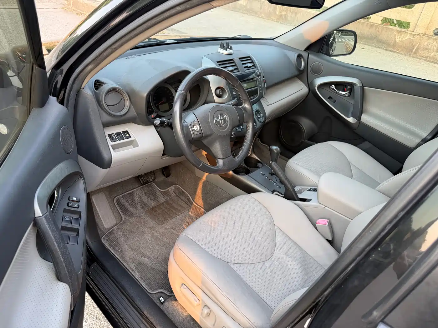 Toyota RAV4 Rongfang 2010 2.4L Automatic Luxury Upgrade Edition фото 8
