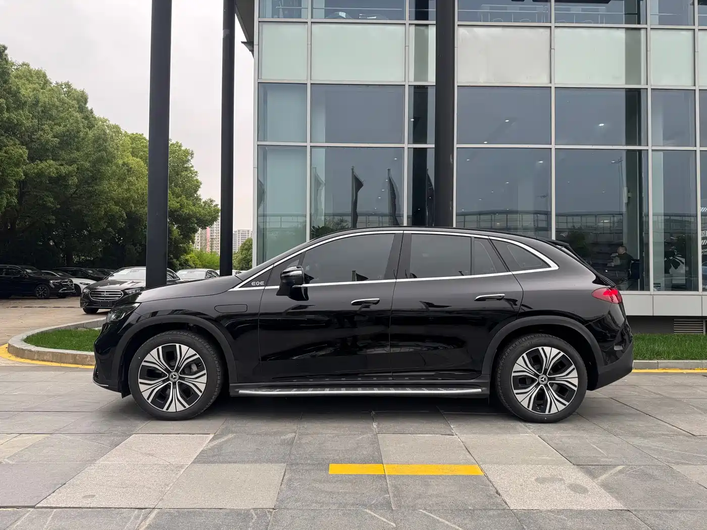 MERCEDES-BENZ EQE SUV