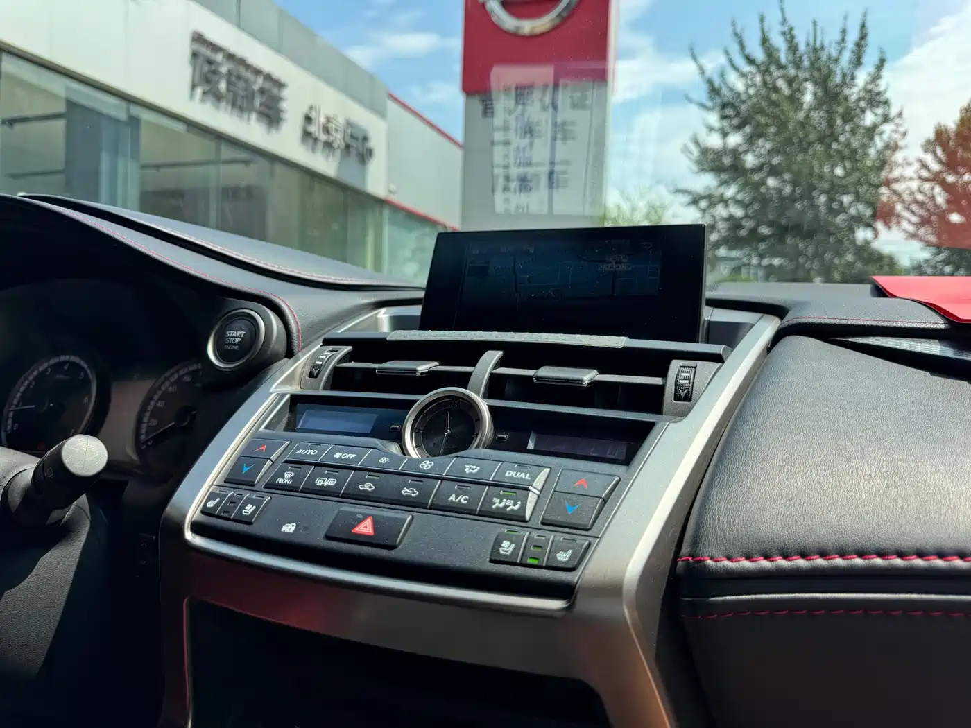 Фото 14 - Lexus NX