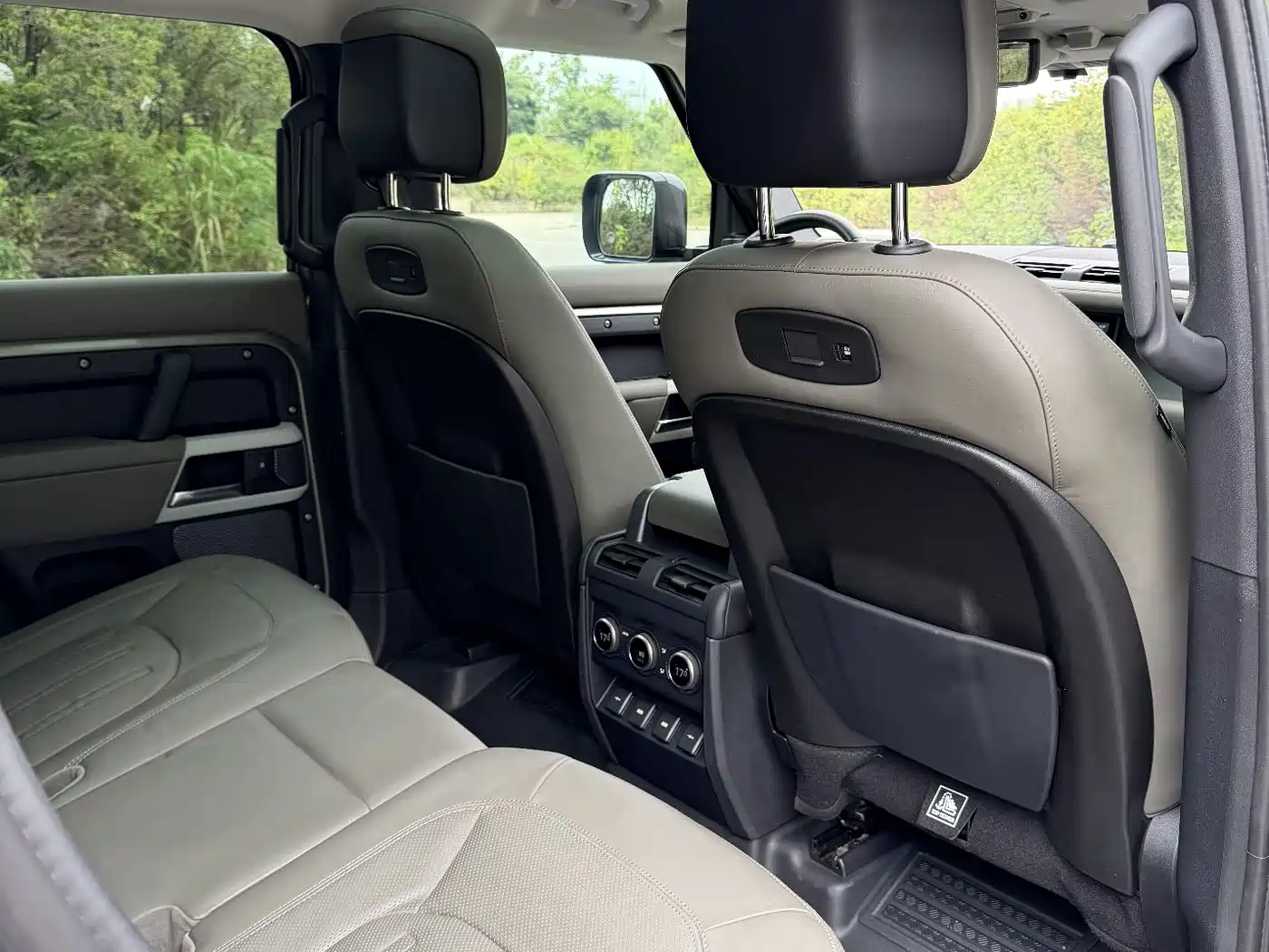 Land Rover Defender 2020 Model 110 P400 HSE фото 17
