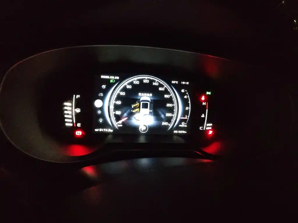 Фото 5 - Geely Atlas