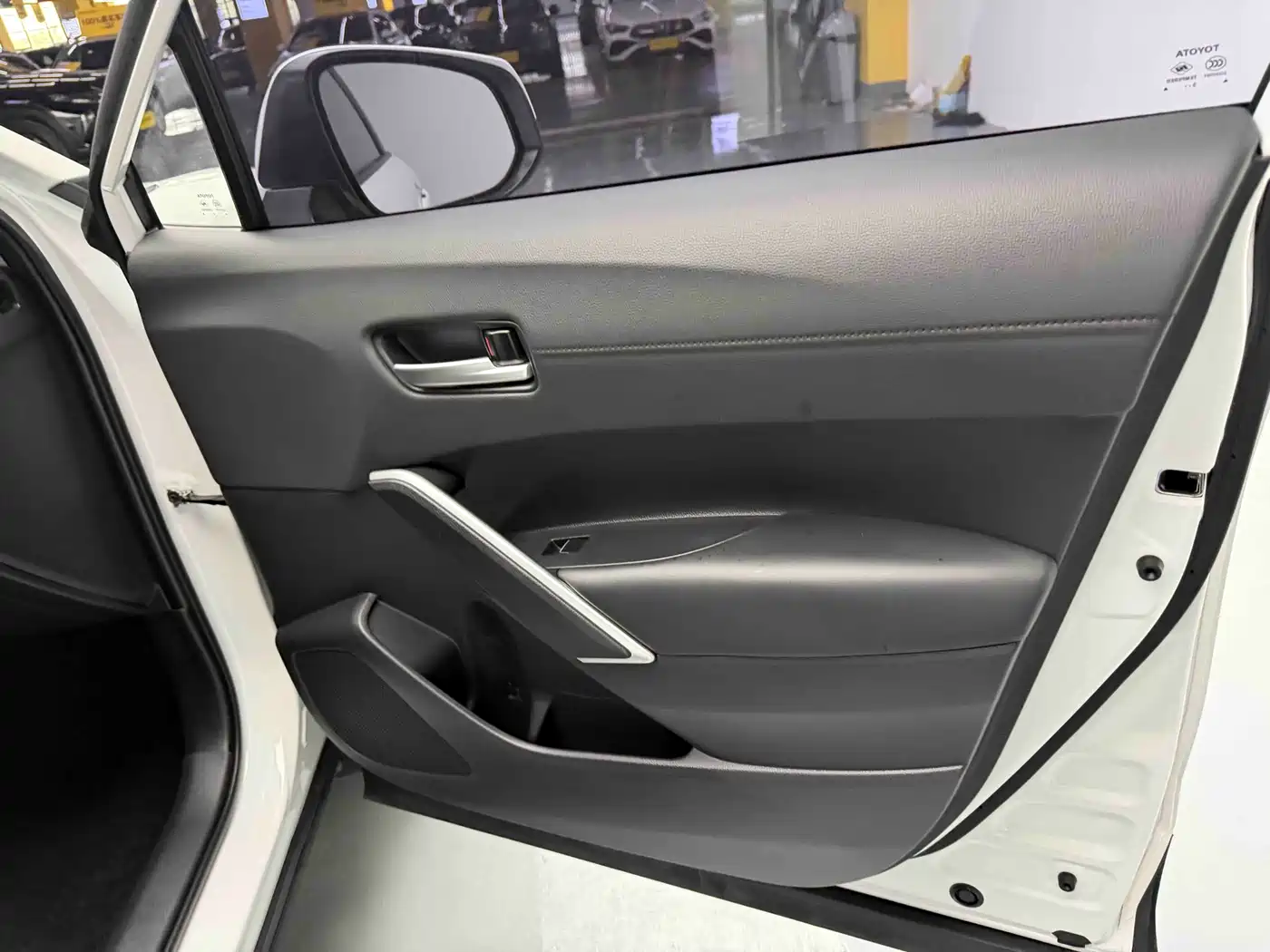 Toyota Frontlander 2023 2.0L Smart Hybrid Dual Engine Luxury Edition фото 8