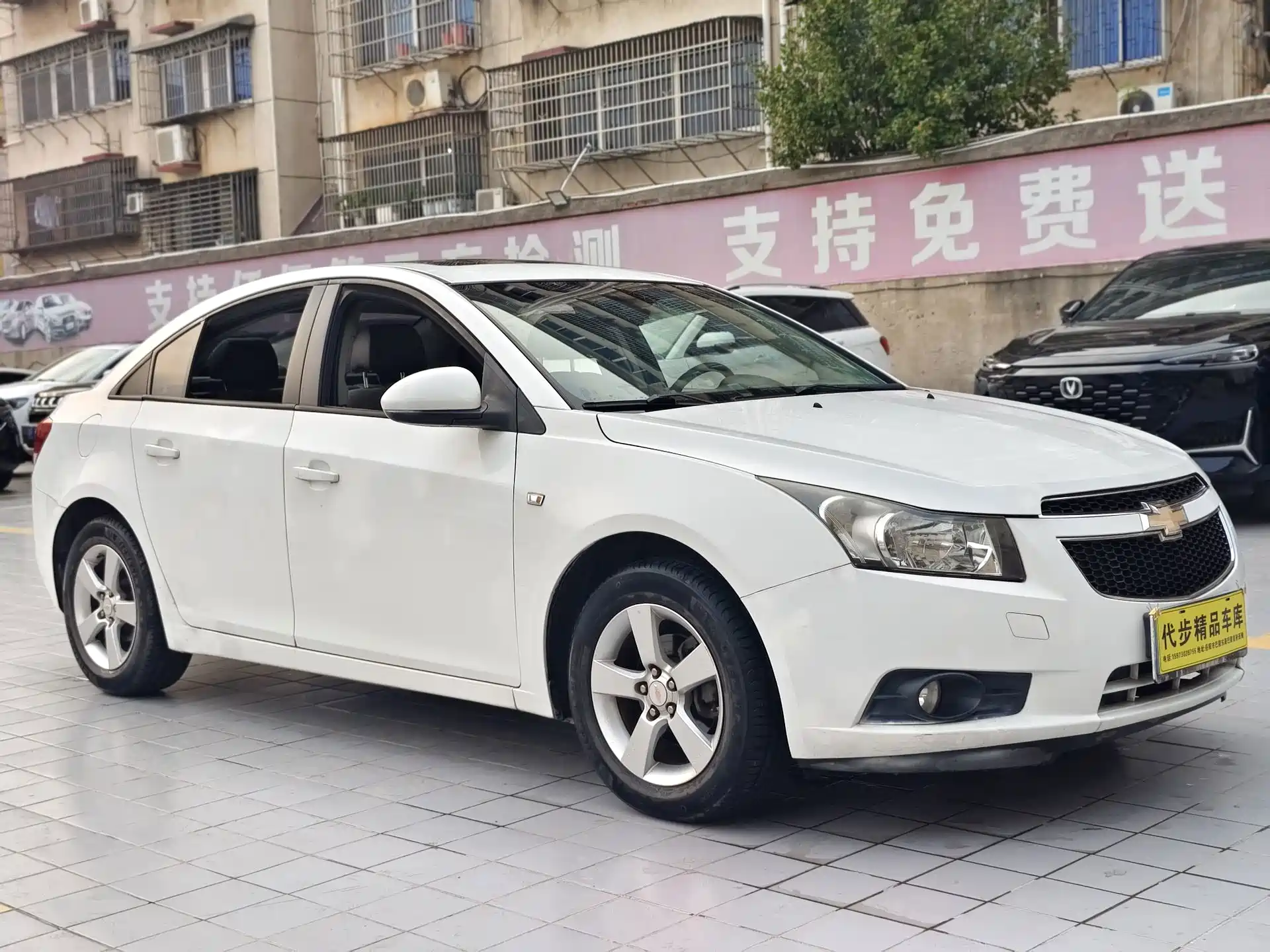 Photo 3 - Chevrolet Cruze