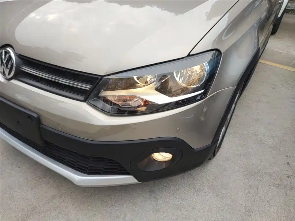 Volkswagen Polo 2014 1.6L Cross Polo Automatic фото 24
