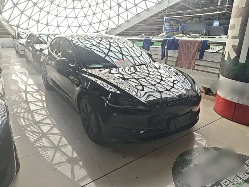 Фото 4 - Tesla Model 3
