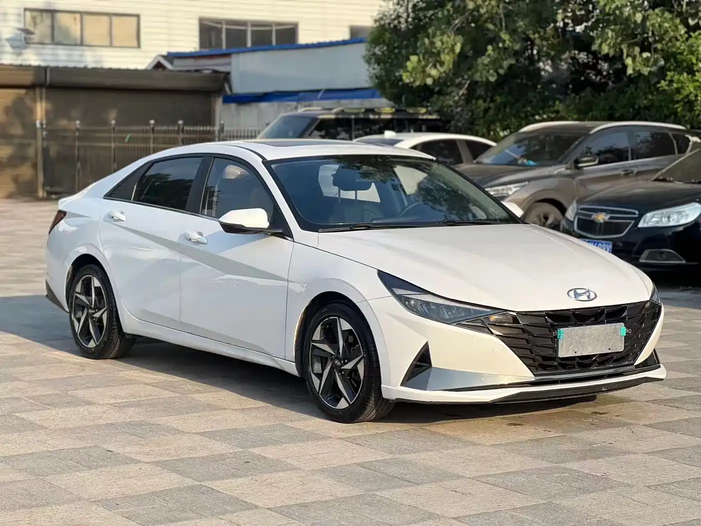 Hyundai Elantra 2021 1.5L CVT LUX Premium Edition фото 3
