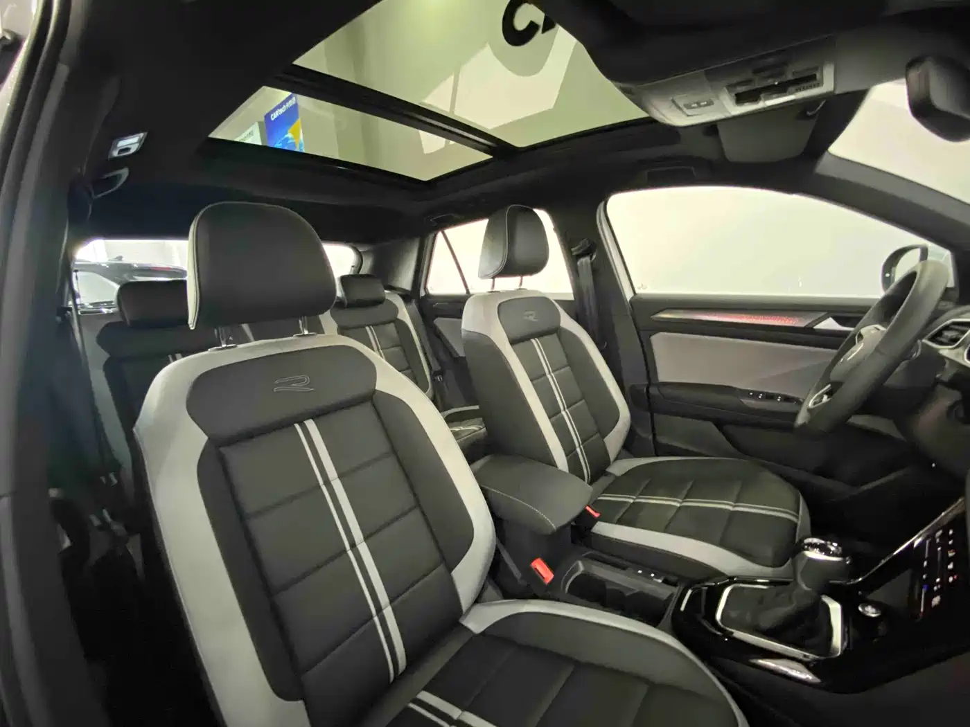 Volkswagen T-ROC 2025 Facelift 300TSI DSG 2WD Dawn Edition фото 30