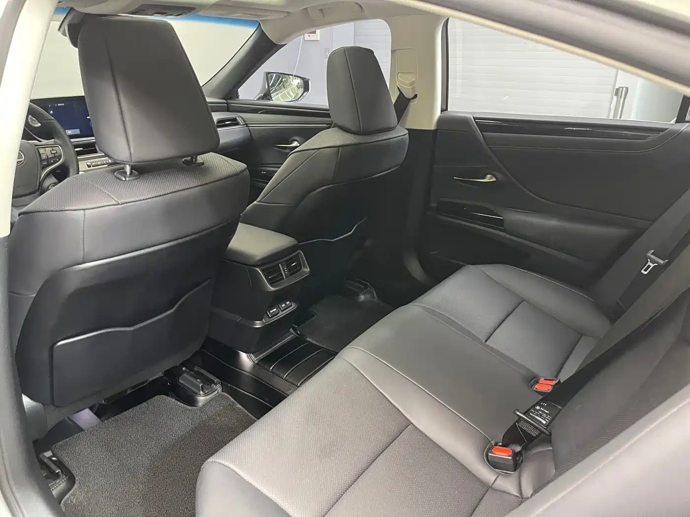 Фото 26 - Lexus ES