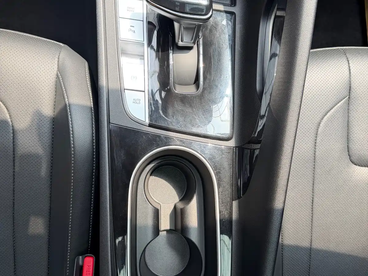 Hyundai Elantra 2022 1.5L CVT LUX Premium Edition фото 12