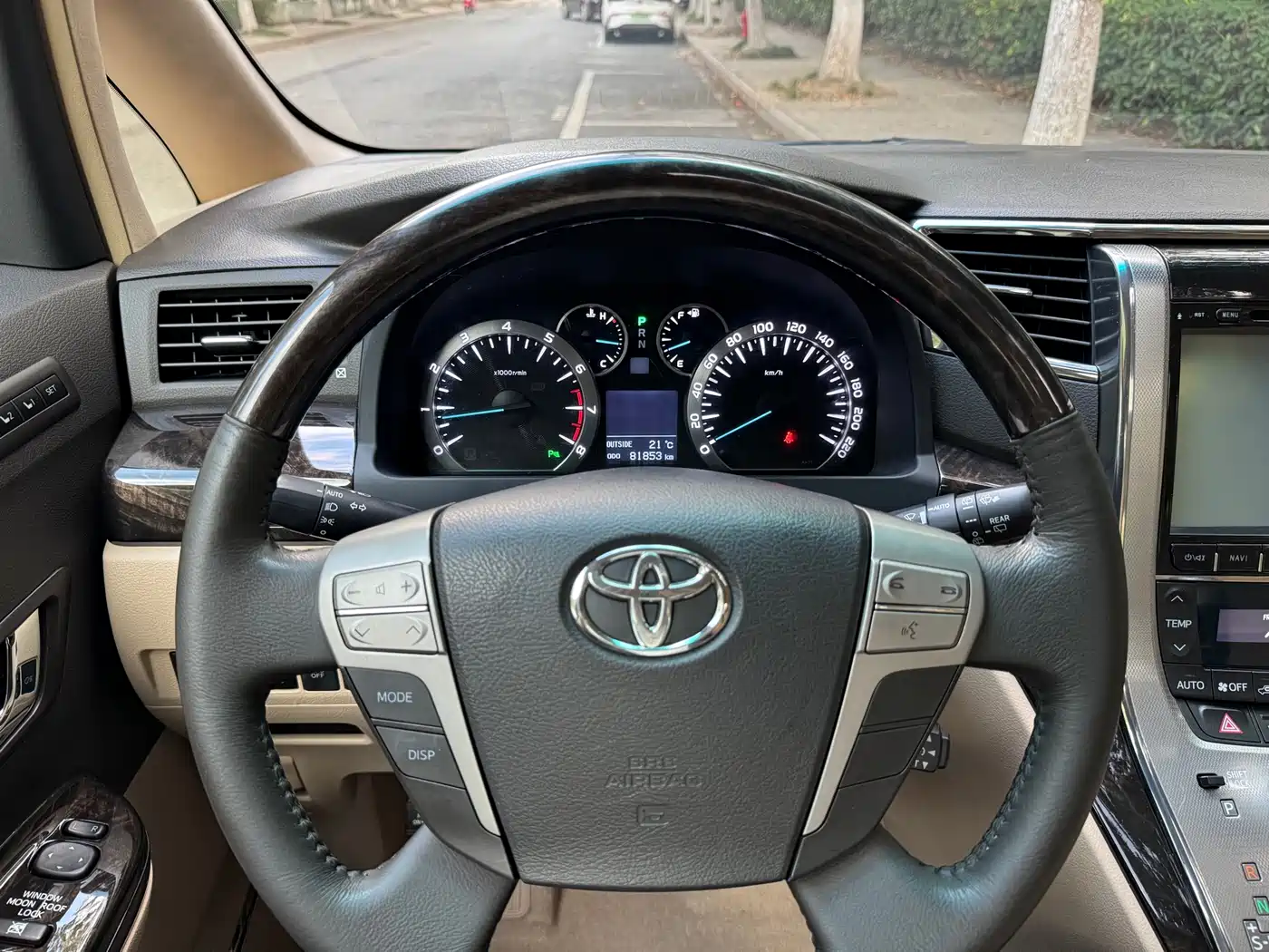 Toyota Alphard фото 10